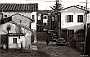 Piccolo abitato dell'hinterland padovano al di là del canale Scaricatore (anno 1975)